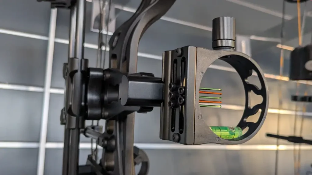 Ein 5-Pin Visier mit Beleuchtung an einem Compoundbogen