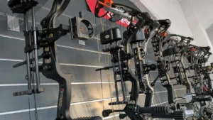 Compoundbögen hängen nebeneinander an der Wand.