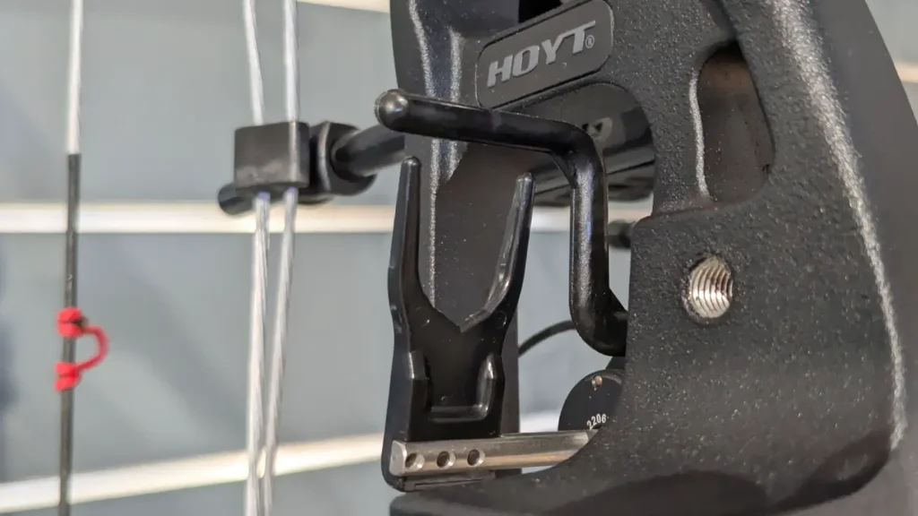 Fall-Away Pfeilauflage am einem schwarzen Compoundbogen montiert