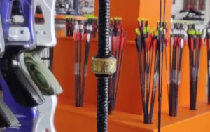 Ein Messing-Nockpunkt an einer Bogensehne.