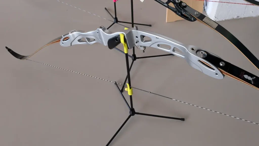 Olympischer Recurvebogen mit silbernen Griffstück und ILF Wurfarmaufnahme.