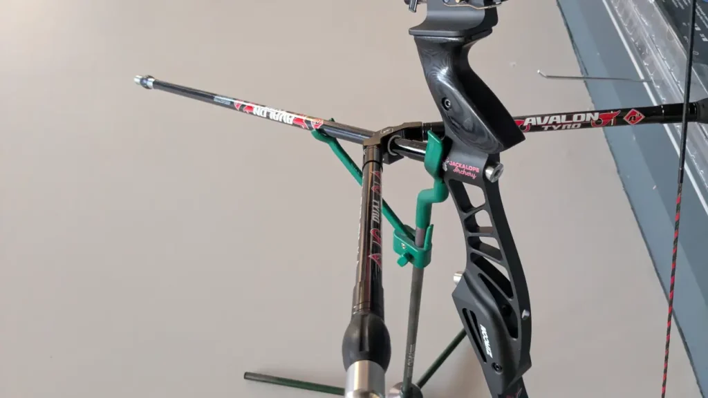 Olympischer Recurvebogen mit V-Bar, Mono-Stabilisator und Seitenstabilisatoren auf einem Bogenständer