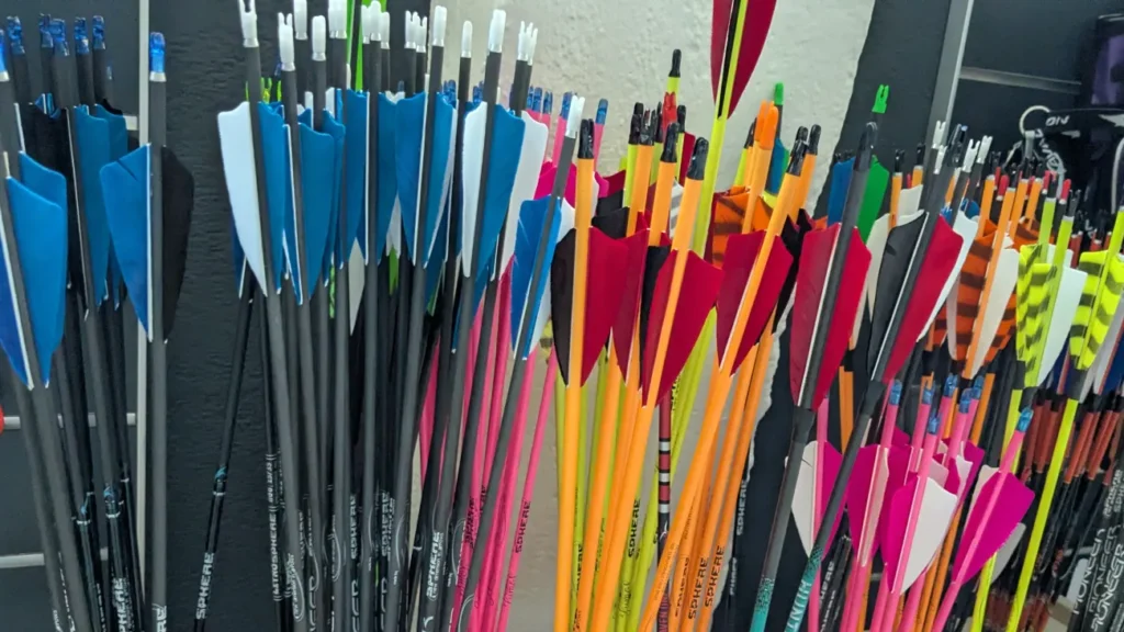 Pfeile für Kinder aus Carbon mit Naturfedern in verschiedenen Farben
