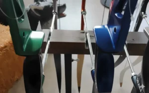 Ein Linkshand- und ein Rechtshand-Griffstück auf einem Holzständer.