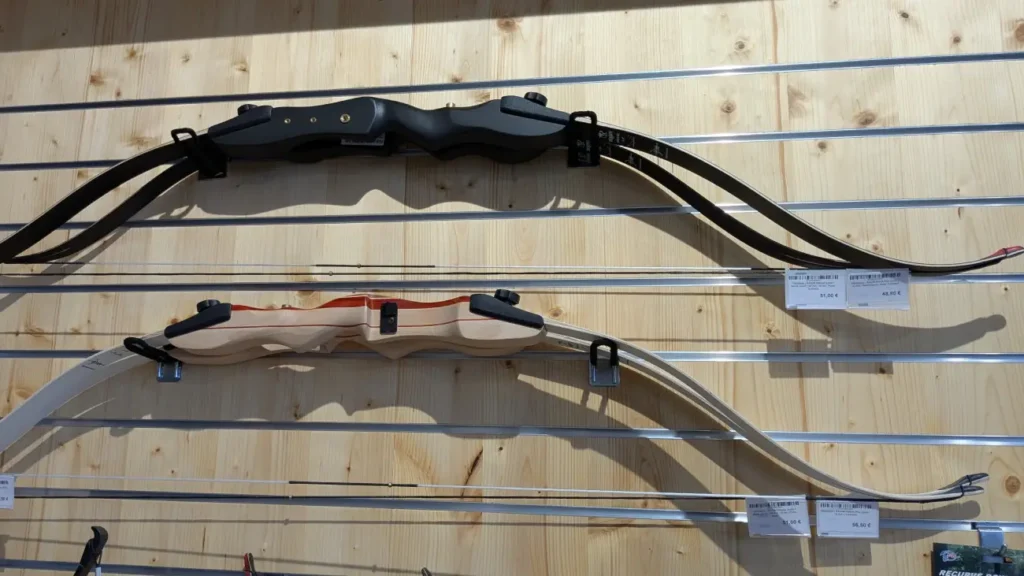 Dreiteilige Einsteiger Recurvebögen hängen an einer Wand.