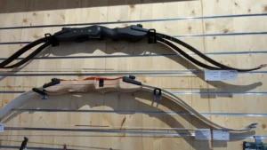 Dreiteilige Einsteiger Recurvebögen hängen an einer Wand.