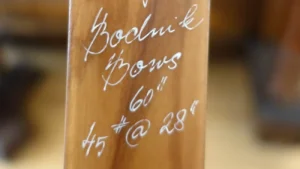 Handschriftliche Angabe von Zuggewicht und Bogenlänge auf dem unteren Wurfarm eines Bogens.