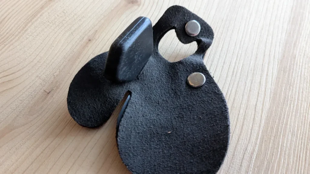 Fingertab in der Ansicht von unten. Sicht auf den Fingertrenner.