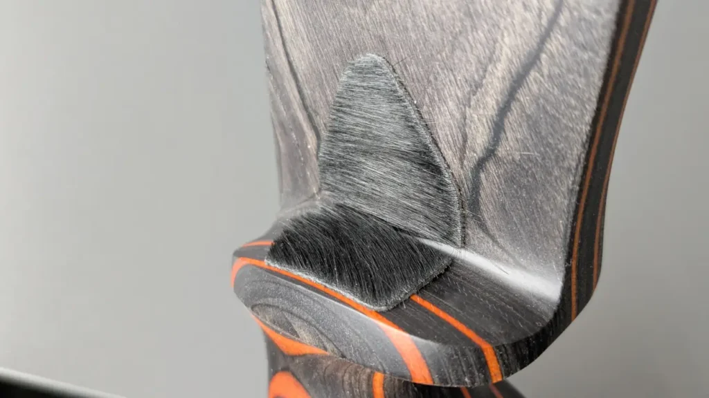 Traditionelle Hair-Rest Pfeilauflage aus Fell. Aufgeklebt in Wuchsrichtung.