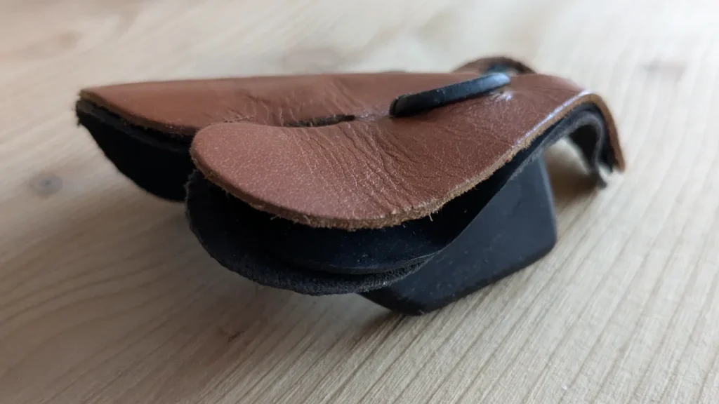 Fingertab aus Leder mit sichtbaren Lagen und Fingertrenner